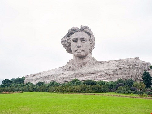 Tượng cựu Chủ tịch Trung Quốc Mao Trạch Đông ở tuổi 32 tọa lạc ở tỉnh Hồ Nam của Trung Quốc với tổng chi phí đầu tư là 35 triệu USD. Công trình tượng đài này được xây vào năm 2009, nhằm chào mừng 116 năm ngày sinh của Chủ tịch Mao Trạch Đông.Tượng đài có chiều dài 83m, rộng 41m, cao 32m trên mặt bằng rộng 3.500m2 và được làm từ 8.000 khối đá hoa cương đỏ.